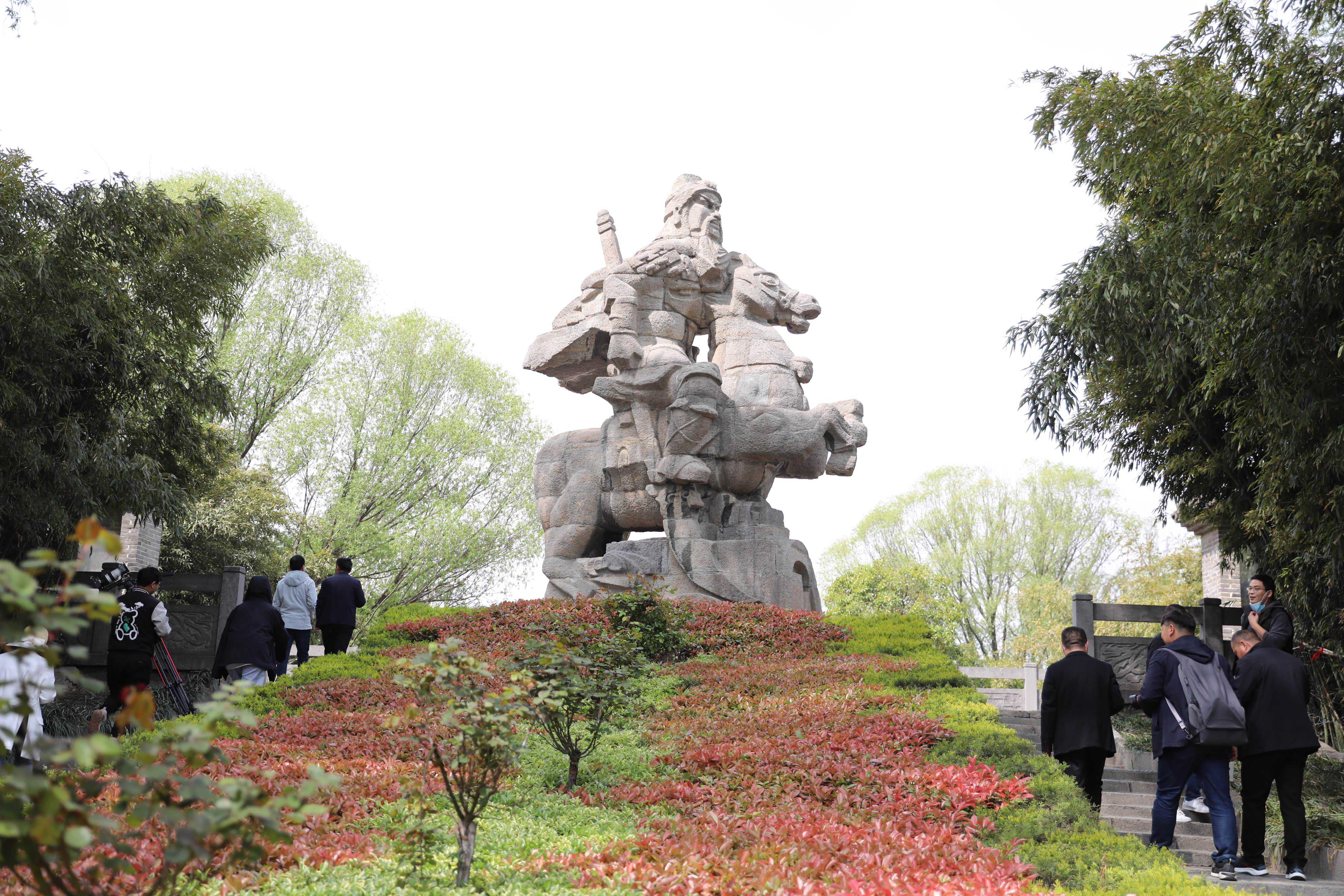 灞陵桥游园三国历史文化厚重。本报记者 乔利峰 摄.jpg