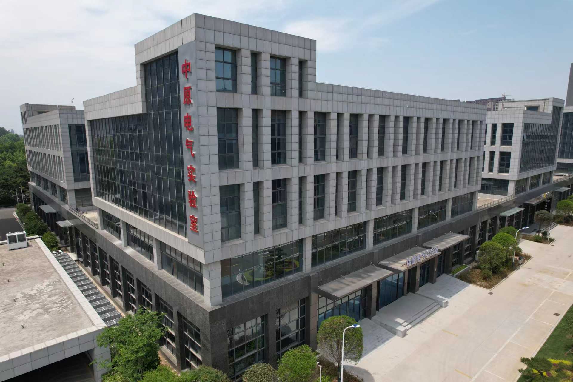 投入运行的高端创新平台中原电气实验室。.jpg