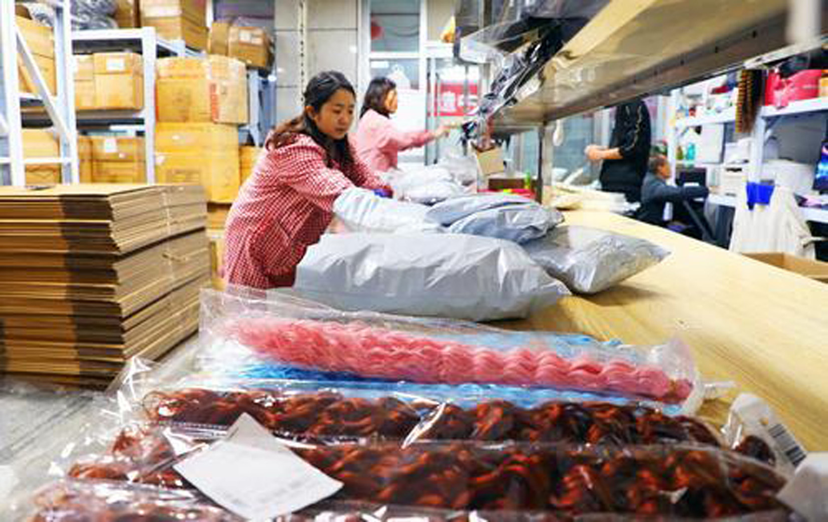 许昌假发“秀”出海外 本报记者 谭宜 姝 摄.jpg